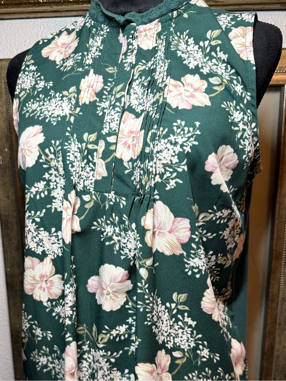 A New Day Floral Sleeveless Top Green Lace Trim Pintuck Blouse⁠ •Size M•